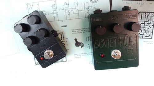 Imagem da dois pedais hand-made da marca Mampli