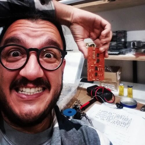 Imagem de Pedro Mariz mostrando um criuto de pre-amplificador de contrabaixo ativo.