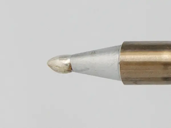 Estanho derretido em ponta de ferro de solda