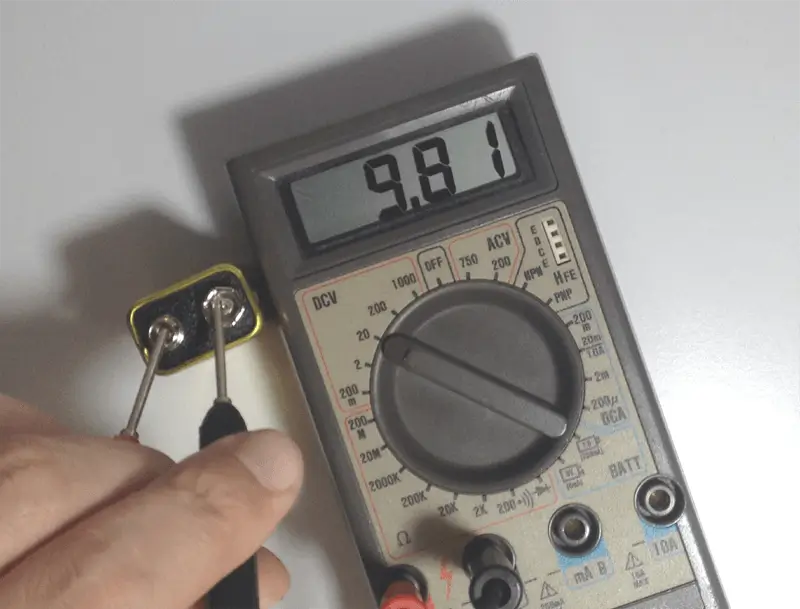 medidndo a tensão DC de uma pilha de 9V