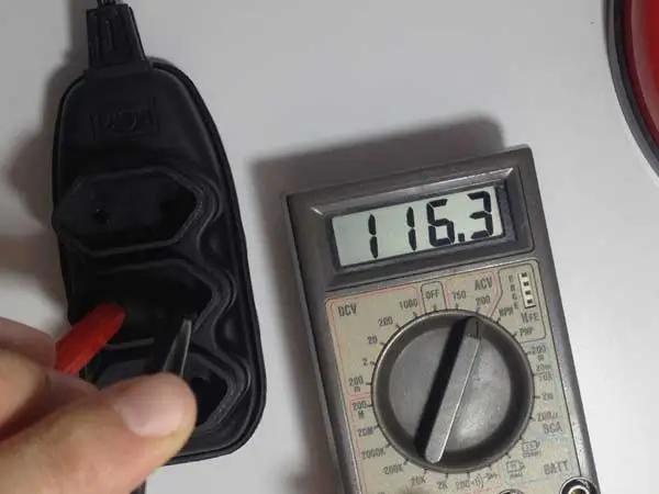 Medindo a tensão AC de uma tomada