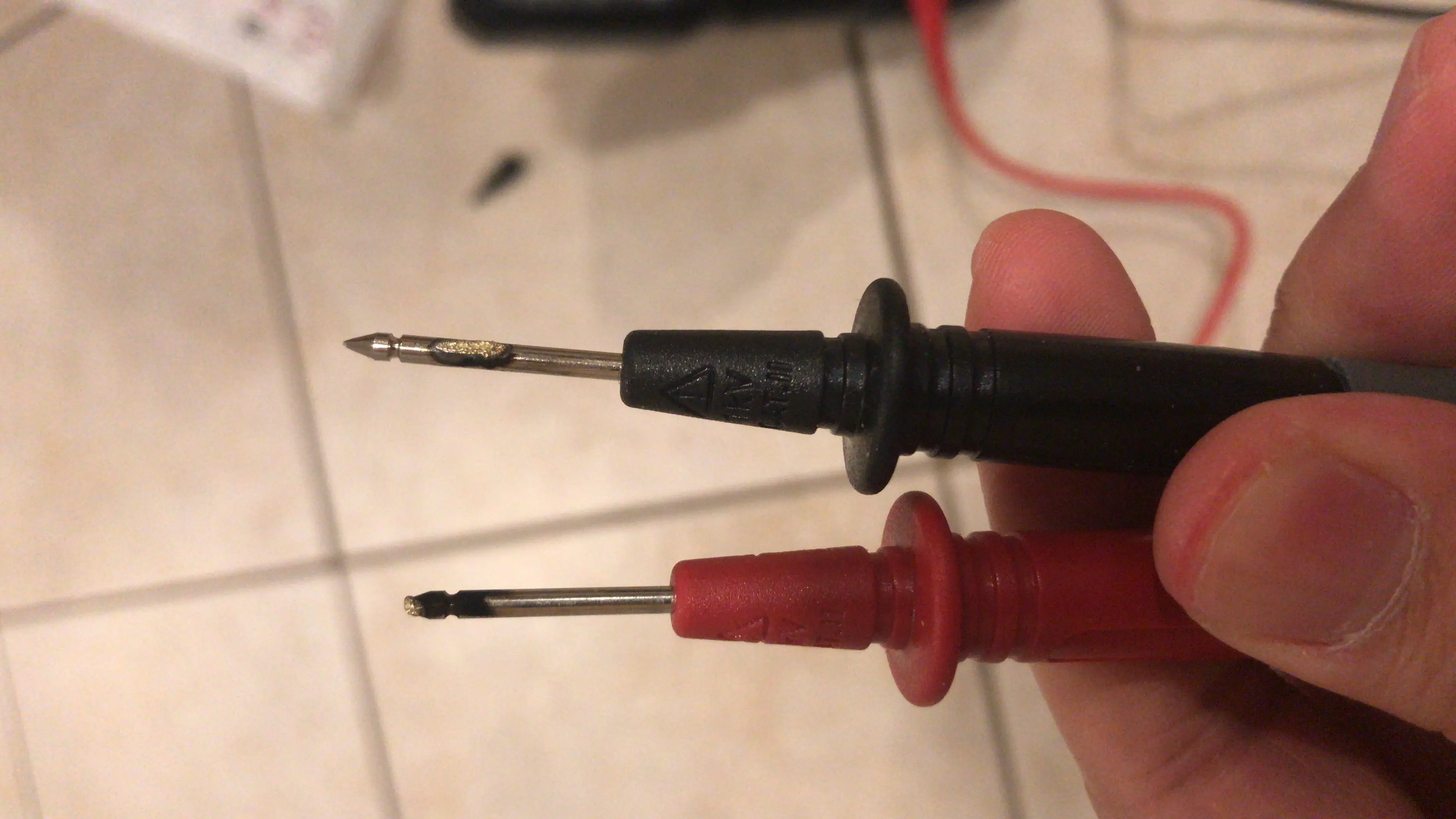 Ponta de prova de multimetro queimada após curto circuito