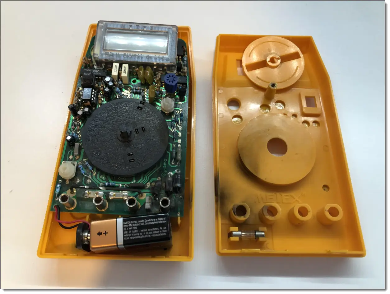 Multimetro aberto chamuscado preto após queimar