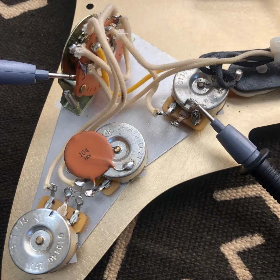 medindo continuidade num circuito interno de guitarra elerica