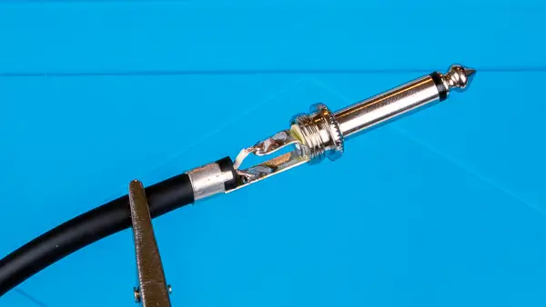  como deve aparentar um cabo p10 bem soldado