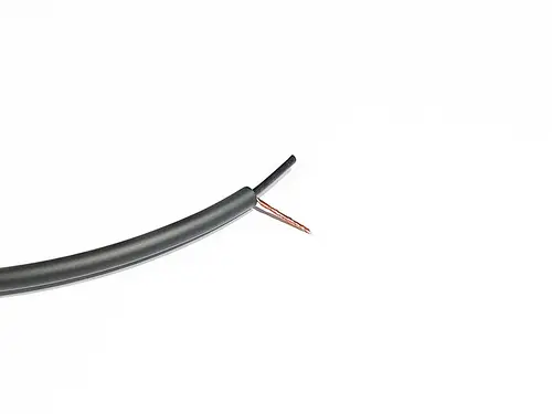 cabo p10 sendo preparado para soldar no plug