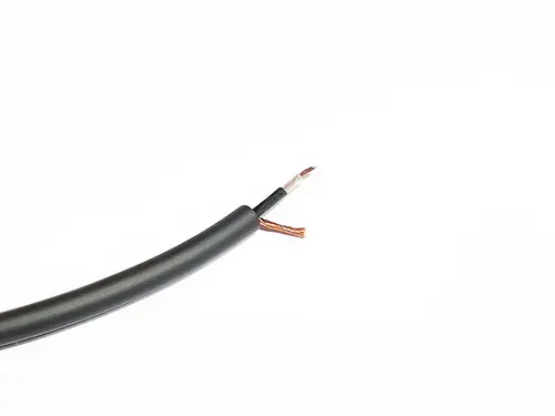 cabo p10 sendo preparado para soldar no plug