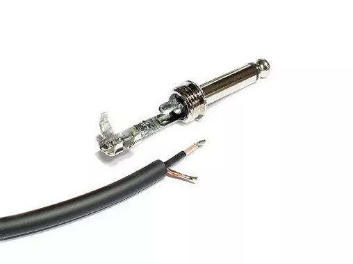 cabo p10 sendo preparado para soldar no plug