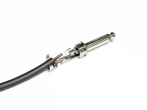 cabo p10 sendo preparado para soldar no plug