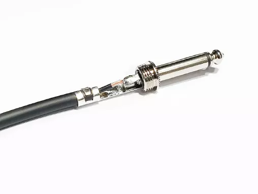 cabo p10 sendo preparado para soldar no plug