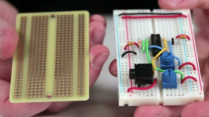 comparação entre uma placa perfurada e uma protoboard