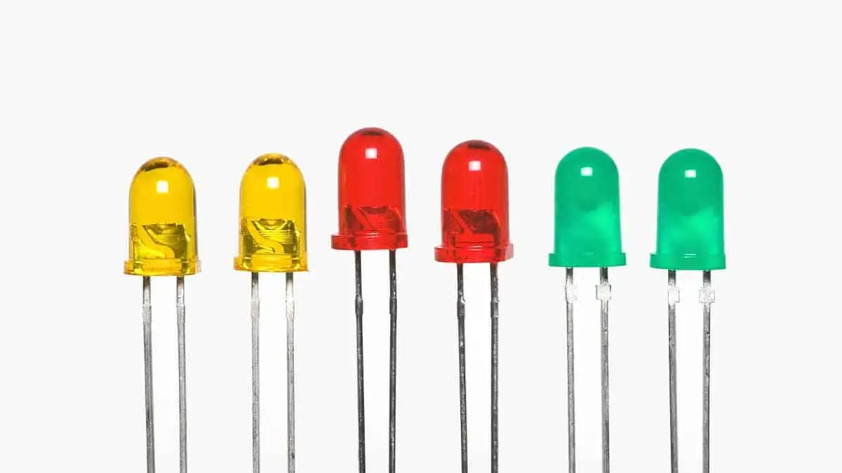 varios leds coloridos contra a luz mostrando seus terminais internos