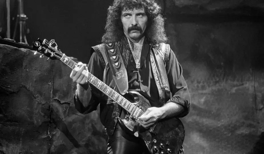 Post #006 – Corrente, coroa e distração: como quase virei o Tony Iommi lavando a moto