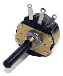 Imagem de um potenciometro de potência com eixo longo