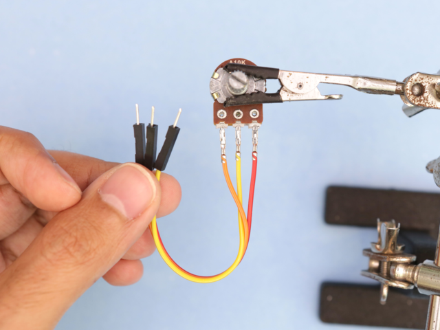 Imagem de um potenciometro de potência com eixo longo