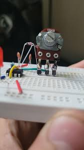 Imagem de um potenciometro antigo eixo longo