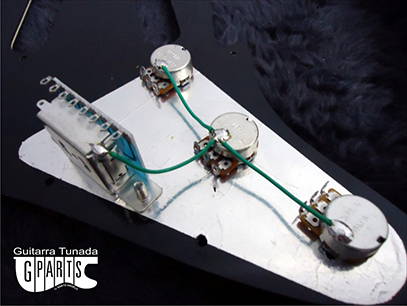 Imagem de um potenciometro de rádio antigo com varios canais de controle